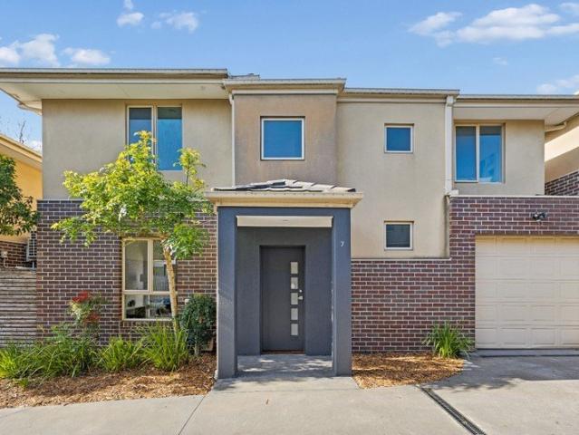 MOVE IN READY BEAUTY IN PRIME LOCATION!