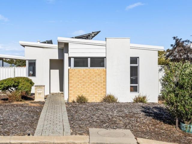 MOVE IN READY FULLY FURNISHED AND EQUIPPED