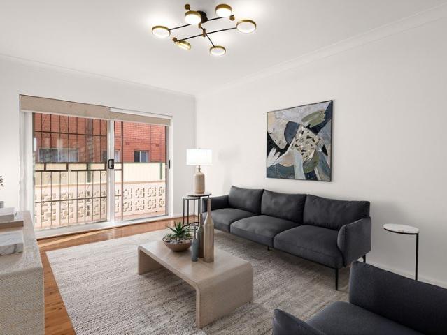 Move in Ready Ground Floor Apartment within a Walk of Everything