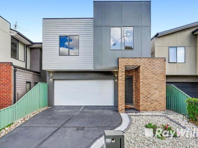 MOVE IN READY HOME IN PRIME LOCATION!
