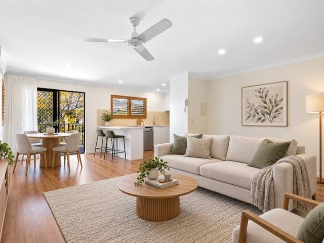 Move In Ready in a Sought After St Lucia Pocket