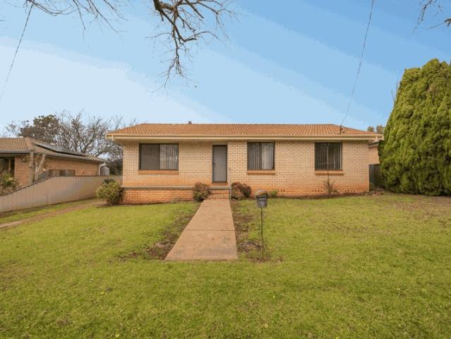 Move In Ready in Sought After East Parkes