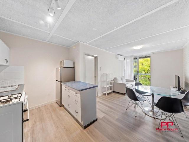 MOVE IN READY LEAFY OUTLOOK APARTMENT CLOSE TO EVERYTHING!