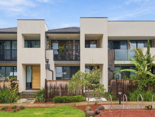 Move In Ready Living in a Convenient Reservoir Location