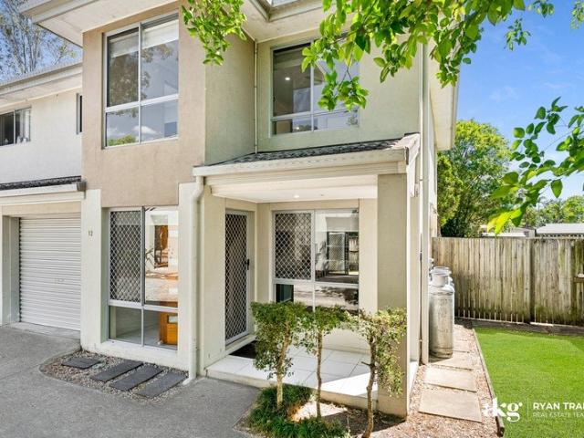 MOVE IN READY PRIVATE CORNER TOWNHOUSE!