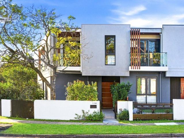 Move in Ready Townhome | North Facing Courtyard | 316 m² land and 216 m² internal area