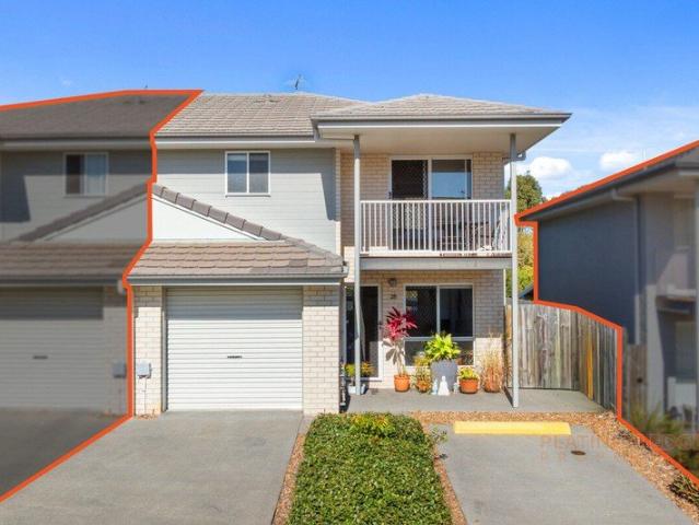 Move In Ready Townhouse with a Beautiful Bushland and Mountain Outlook