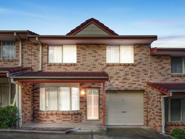 Move in ready townhouse in a convenient address