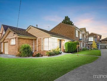 Stylish renovated residence only steps from the beach!