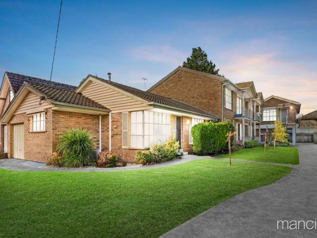Stylish renovated residence only steps from the beach!
