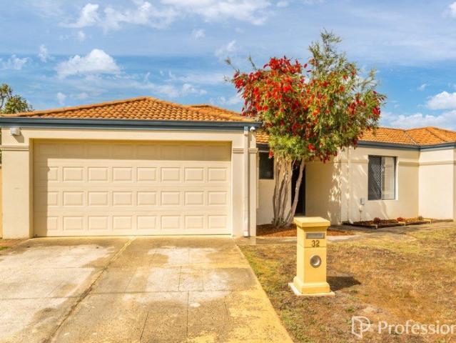 Move In Ready Villa Opposite Parkland!