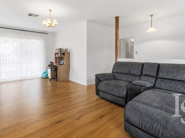 Move in, rent out or explore the possibilities on a generous 725m²* allotment