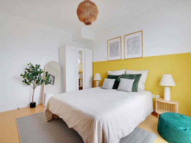 Move into this 11 m² minimalist room in a coliving space in Paris PA102