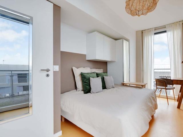 Move into this bright 9 m² room on the top floor of a Parisian duplex in coliving PA105