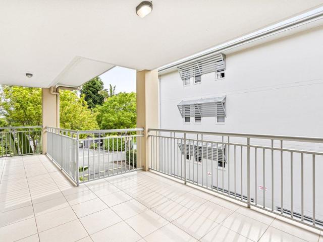 MOVE STRAIGHT IN MODERN 2 BEDROOM APARTMENT JUST MOMENTS FROM THE BROADWATER!