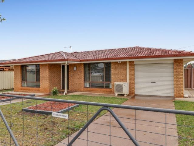 Move Straight In: Modernised Brick Beauty with Ultimate Outdoor Entertaining!
