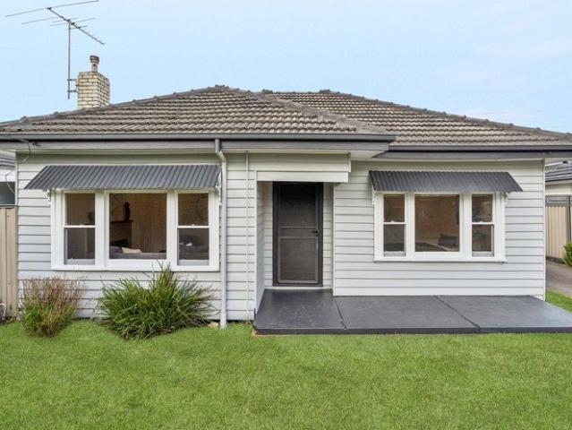 Move Straight In, Moments from Edwardes Lake