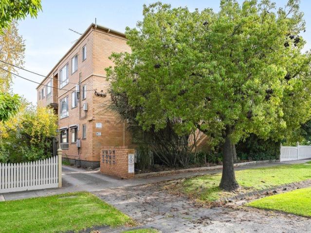 Move Straight In Apartment in Prime Essendon!