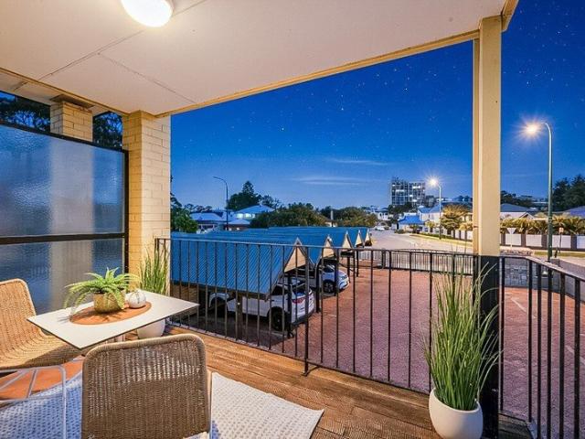 MOVE STRAIGHT IN & ENJOY THE SOUTH PERTH LIFESTYLE
