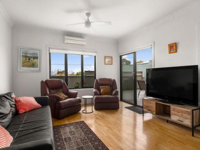 Move straight in! Fully Furnished 1 Bedroom Apartment with Stunning City Views