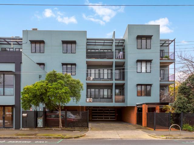 Move straight in! Fully Furnished 1 Bedroom Apartment with Stunning City Views