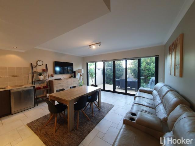 Move Straight In � Fully Furnished 3 Bedroom Home Central Location