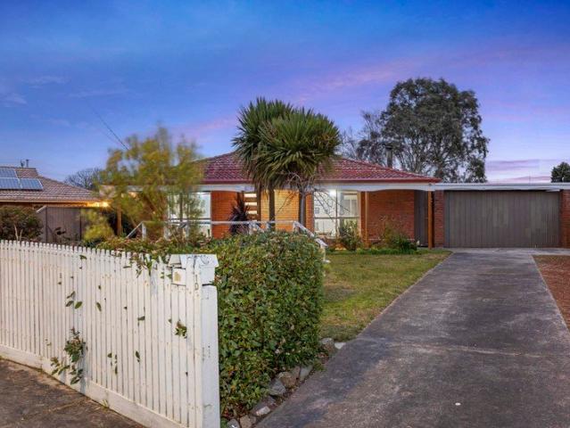MOVE STRAIGHT IN FULLY UPDATED WITH PARK ACCESS & SOLAR