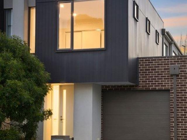 Move Straight In: Stylish, Private and Superbly Located