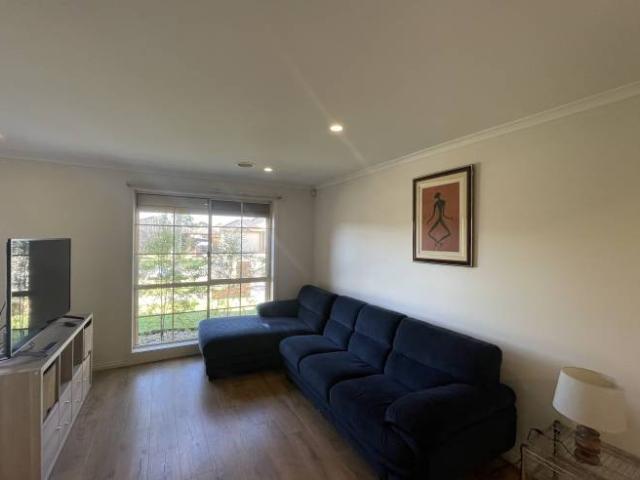 Move Straight In – Spacious Living, Close to Schools & Shopping In A Quiet Court Location !
