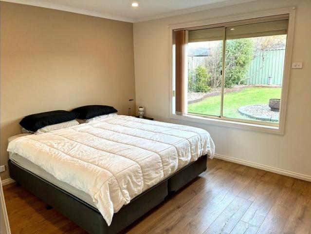 Move Straight In – Spacious Living, Close to Schools & Shopping In A Quiet Court Location !