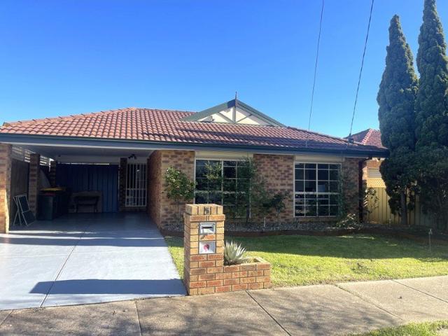 Move Straight In Spacious Living, Close to Schools & Shopping In A Quiet Court Location !