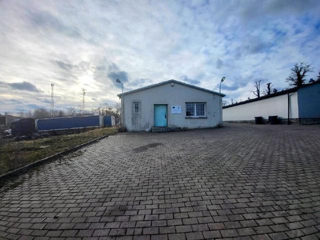 Hala 600 m² z parkingiem i działką Mstów