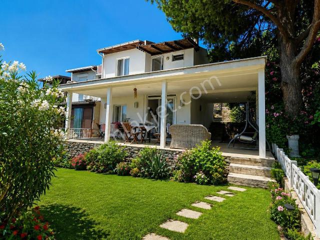 Muğla Bodrum Denize Sıfır Sitede Satılık Villa