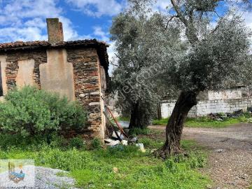 Muğla Milas Derince'de, Elektrik Su Aboneliği Olan Kargir Ev