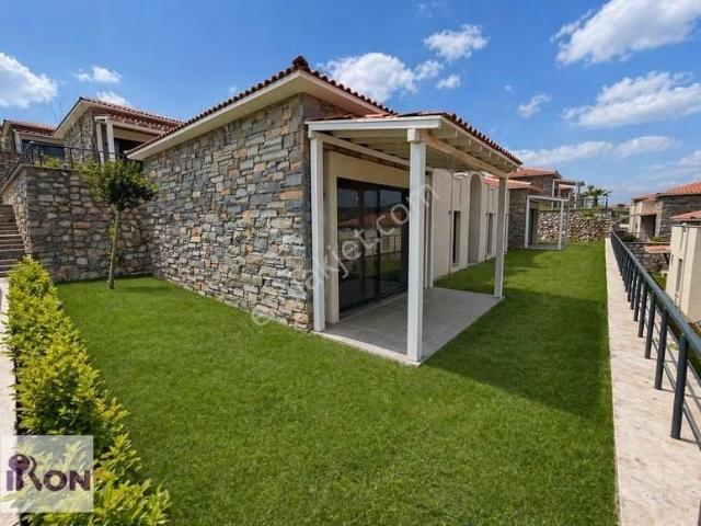 Mumculard'da Lüks Site İçinde Geniş Bahçeli Satılık Modern Villa