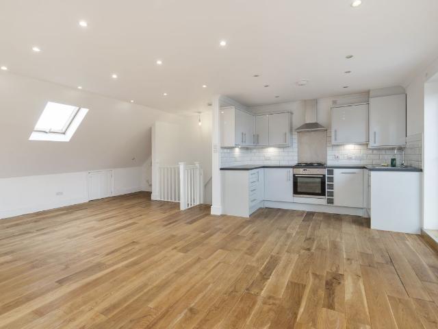 Muncaster Road SW11, 3 bed flat to rent, £3,850 pcm | PrimeLocation