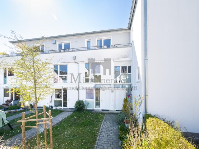 MÜNCHNER IG: Lichtdurchflutetes Reihenhaus mit Garten und viel Platz auf drei Ebenen in Solln !