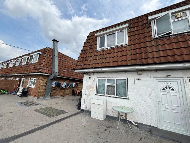 Mungo Park Road, Rainham RM13, 2 bed flat to rent, £1,750 pcm | PrimeLocation