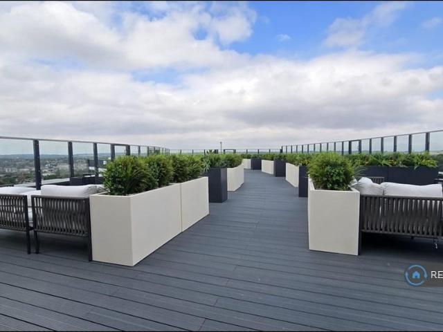 Munro Court, Barnet, EN4 2 bed penthouse to rent £3,200 pcm £738 pw
