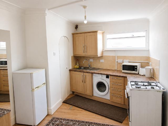 Munster Avenue, Hounslow TW4, 1 bed flat to rent, £1,400 pcm | PrimeLocation