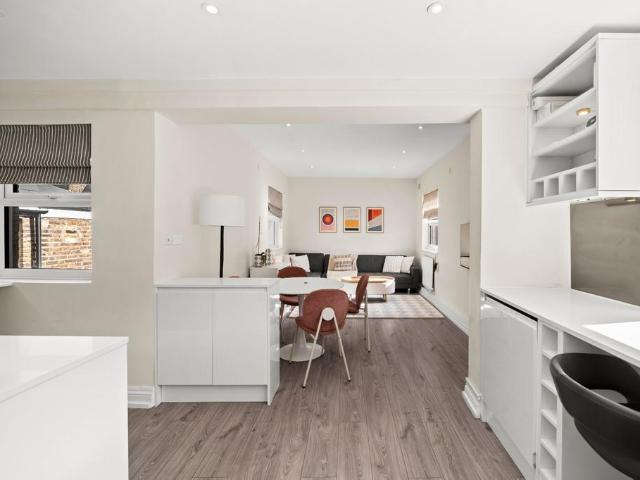 Munster Road, Fulham, London, SW6 3 bed flat to rent £4,000 pcm £923 pw