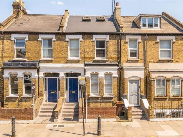 Munster Road, London SW6 2 bed flat to rent £3,000 pcm £692 pw