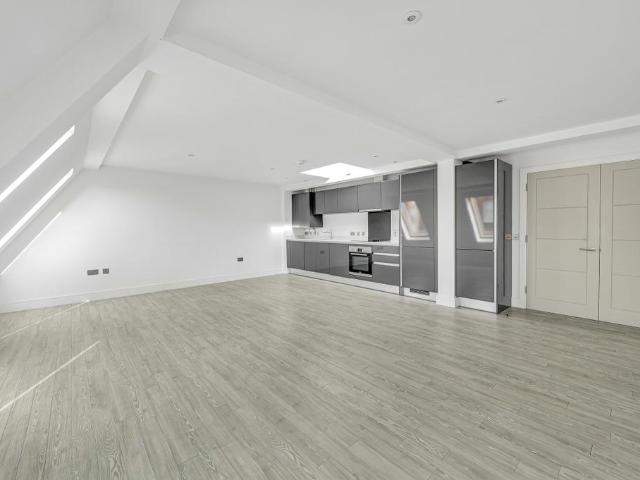 Munster Road, London, SW6 3 bed flat to rent £4,000 pcm £923 pw