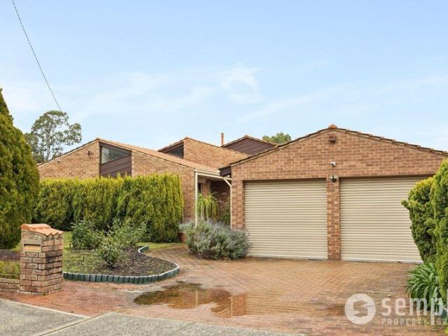 MUCH LOVED FAMILY HOME ON SUBDIVISIBLE BLOCK!