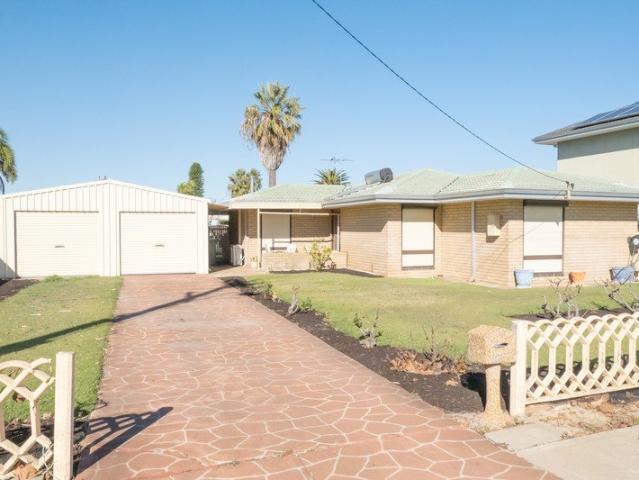 MUCH LOVED RESIDENCE WITH SPACIOUS GARDEN SURROUNDS AND A PREMIUM POSITION TO ENJOY