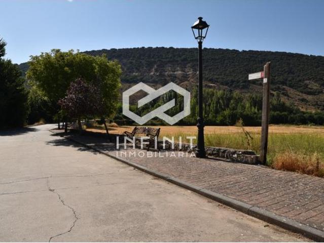 Muduex te abre las puertas de una casa con encanto y futuro. ¡Patio, garaje y el encanto de la vida