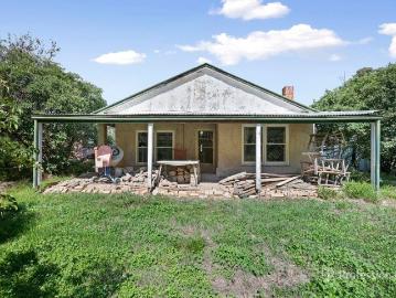 Mud Brick Restoration Project on 1,616m² Dual Frontage & Redevelopment Potential STCA