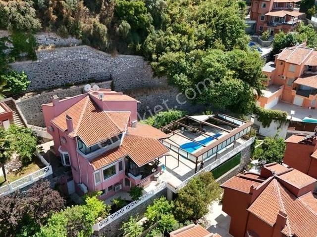 Mudanya'da Denize Sıfır Altınışık Villa Sitesinde Özel Villa