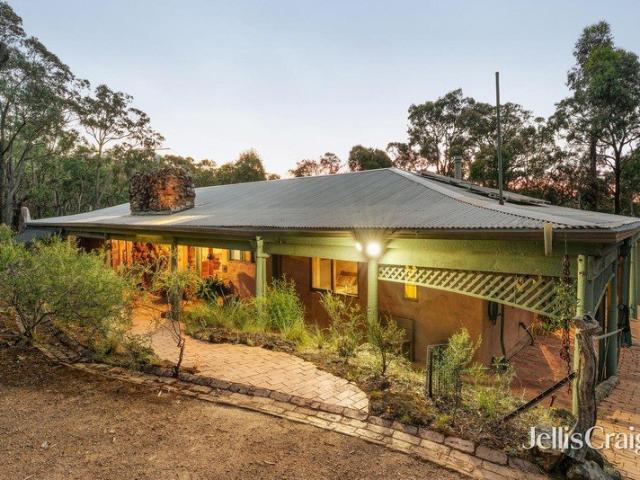 Mudbrick Retreat in an Extraordinary Bushland Community