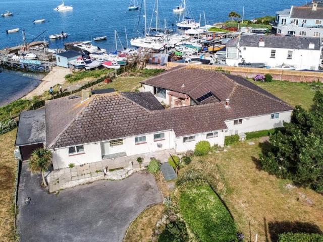 Mudeford, Christchurch, BH23 5 bed detached house to rent £3,750 pcm £865 pw